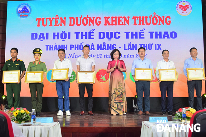 Da Nang People's Committee Vice Chairwoman Ngo Thi Kim Yen awarding Certificates of Merit to collectives in recognition of their excellent achievements during the 9th municipal-level Sports Games. Photo: P.N