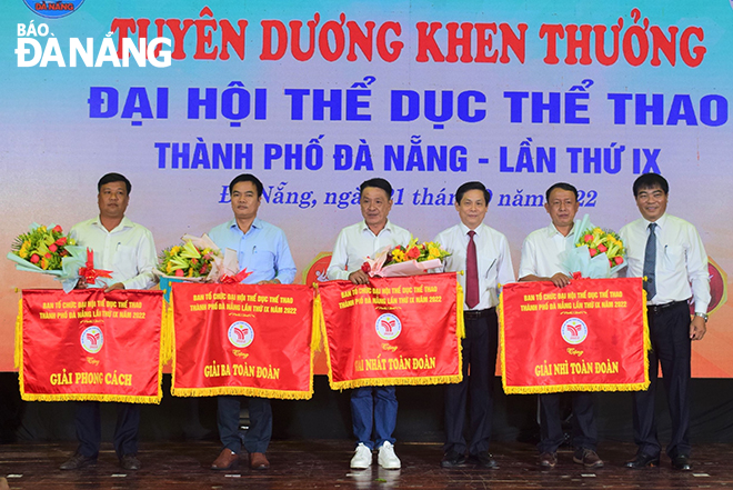 The organisers and sports teams with high achievements at the 9th Da Nang Sports Games. Photo: P.N