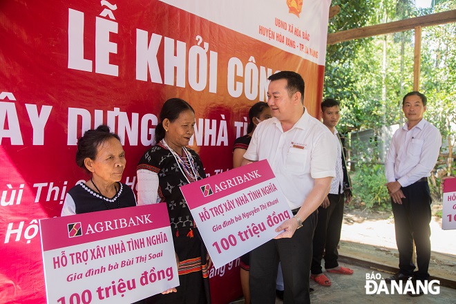 Five Co Tu ethnic families expressing their excitement at receiving Agribank-funded donations of VND100 million each to build houses of gratitude.