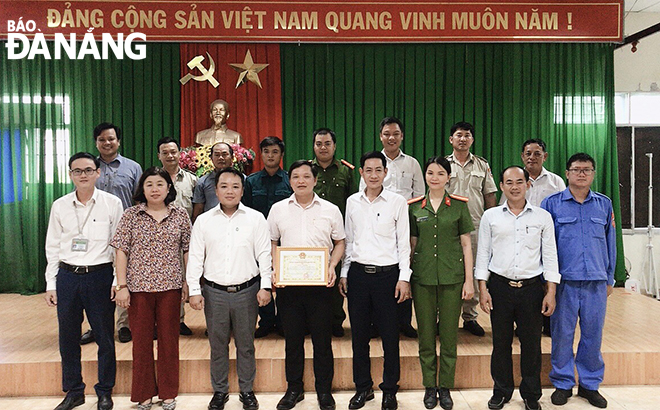 UBND quận Sơn Trà tặng khen thưởng đột xuất cho phường Nại Hiên Đông về thành tích ra quân xử lý vi phạm tiếng ồn trên địa bàn. Ảnh: PV