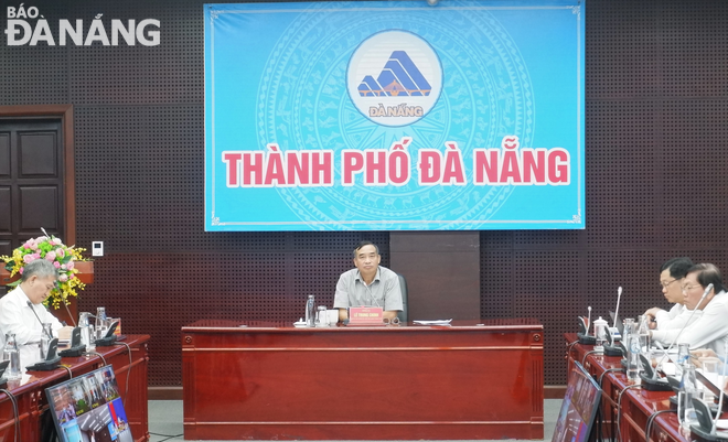 Da Nang People's Committee Chairman Le Trung Chinh chairing the meeting on Thursday morning