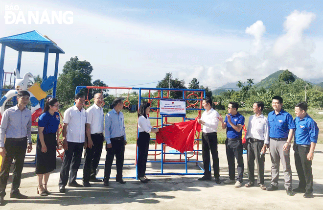 The Youth Union organisation of the Da Nang Government Department and Agency Bloc inaugurating an outdoor children's play area in Hoa Trung Village, Hoa Ninh Commune, Hoa Vang District on August 30. Photo: NGOC QUOC