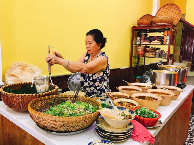 Bà Đinh Thị Mua hỗ trợ con trai mở quán mì Quảng tại quận Tân Bình, Thành phố Hồ Chí Minh. (Ảnh do nhân vật cung cấp)