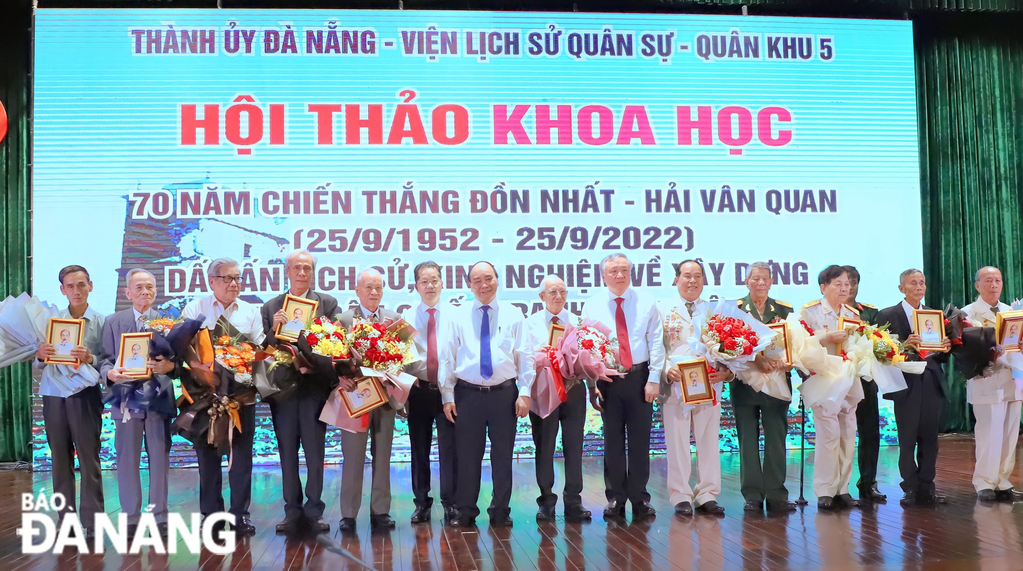 lãnh đạo thành phố cùng các chiễn sỹ của tiểu đoàn 59 chuoj ảnh lưu niệm với Chủ tịch nước nguyễn xuân phúc