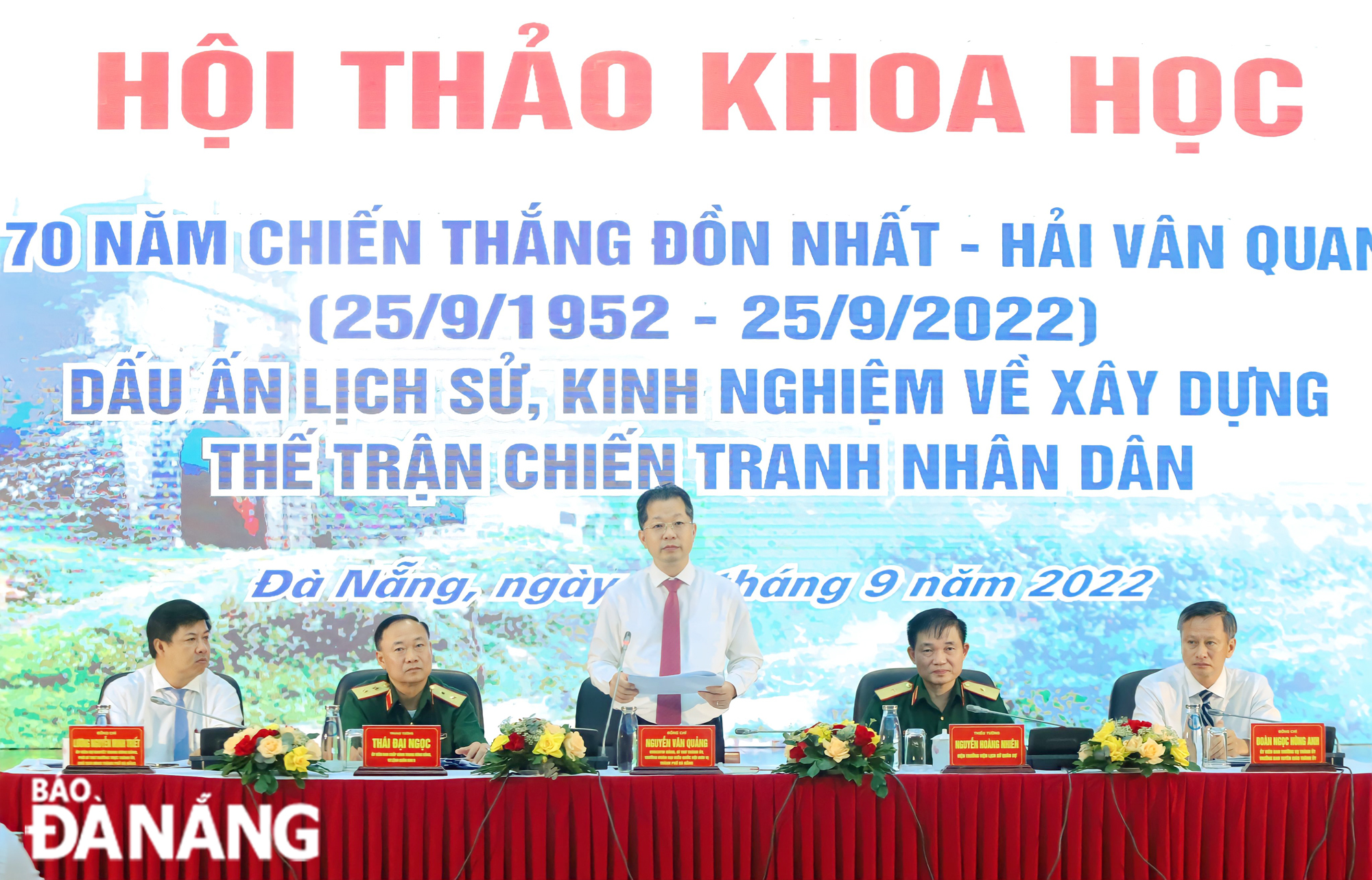Bí thư Thành ủy Nguyễn Văn Quảng (giữa), Trung tướng Thái Đại Ngọc (thứ 2, trái sang) cùng các đồng chí lãnh đạo đồng chủ trì hội thảo khoa học. Ảnh: NGỌC PHÚ