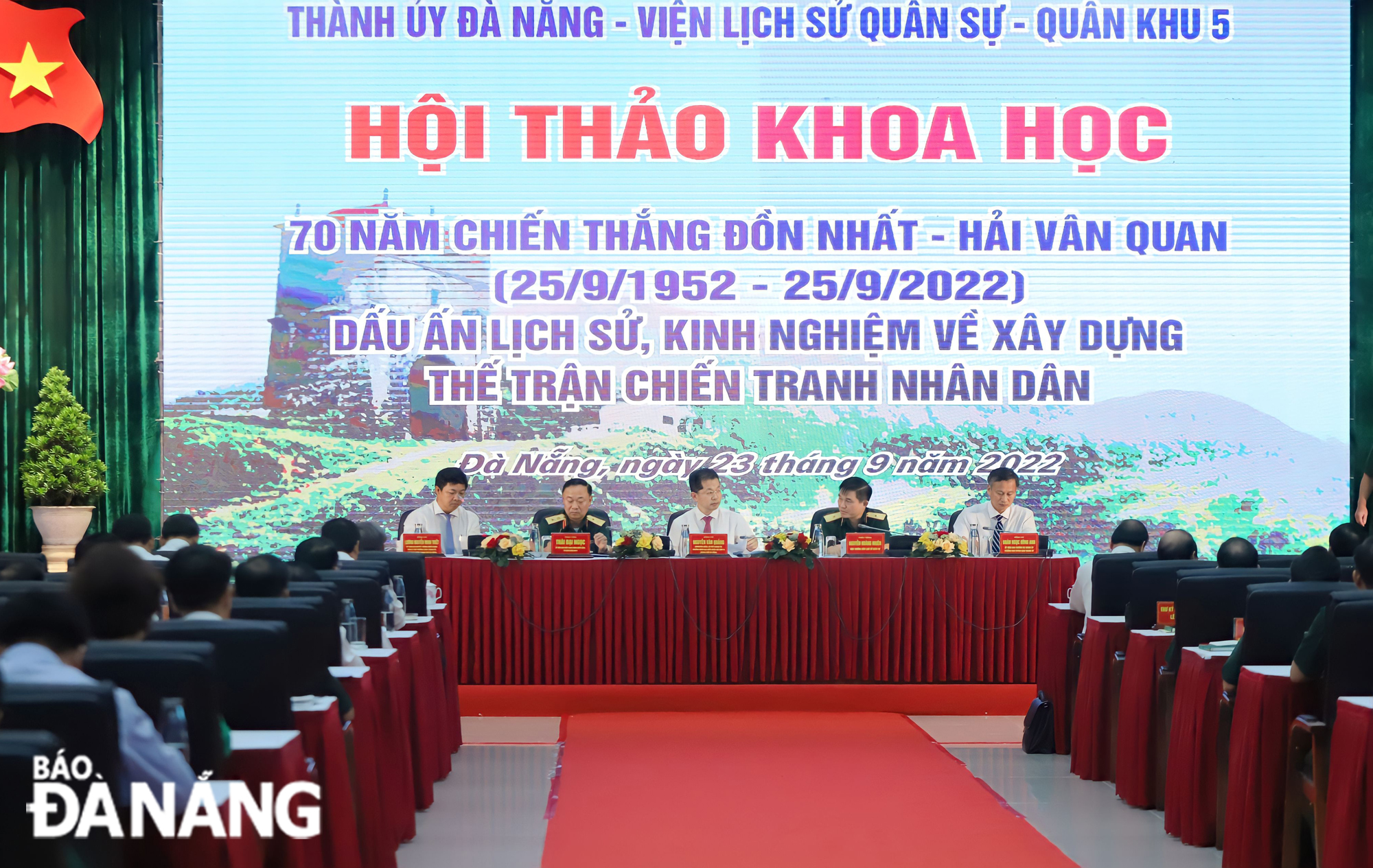 Da Nang Party Committee Secretary Nguyen Van Quang (center) and Lieutenant General Thai Dai Ngoc (second, left) and other leaders co-chairing the conference. Photo: NGOC PHU