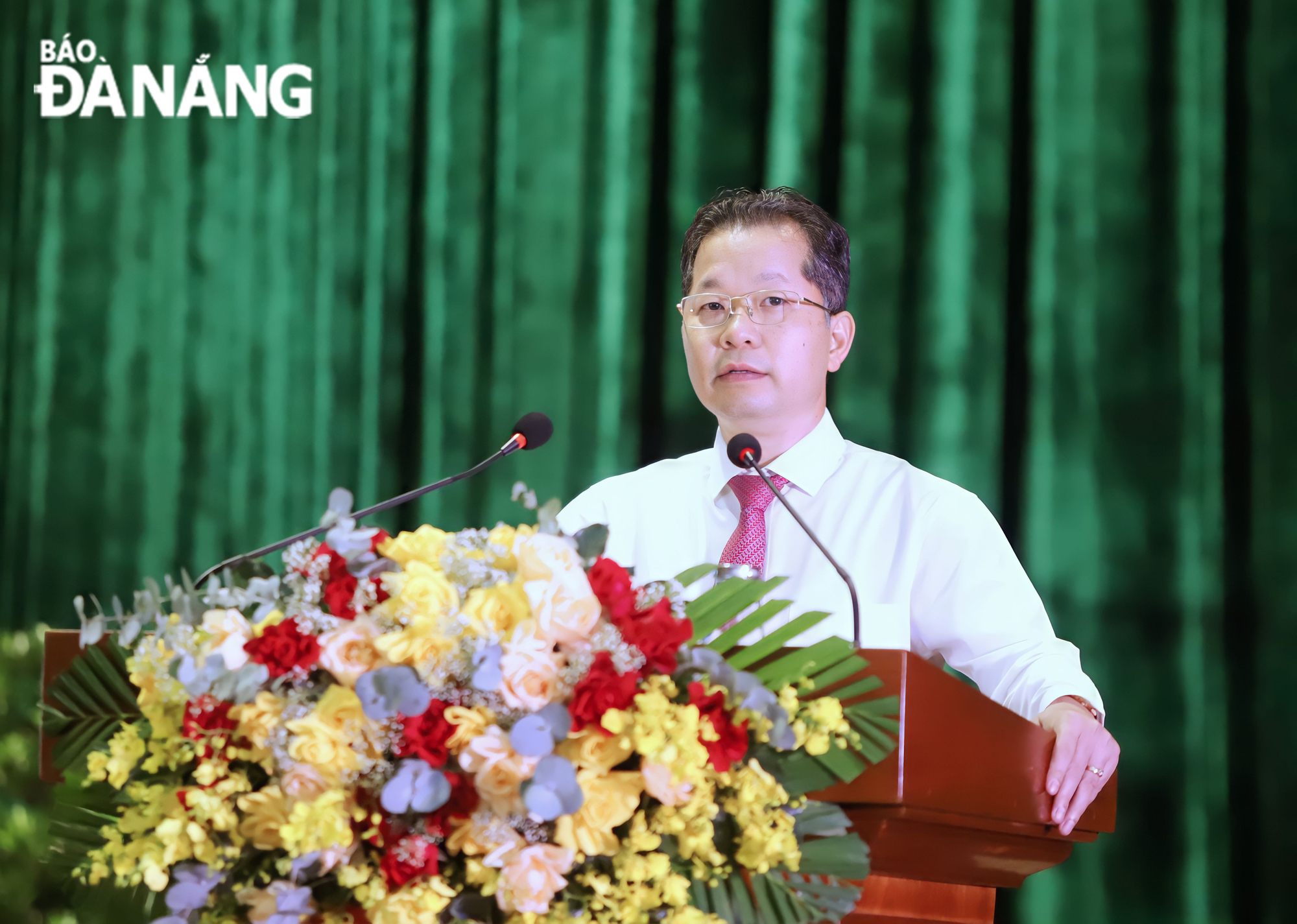 Secretary of the Da Nang Party Committee Nguyen Van Quang speaking at the event.