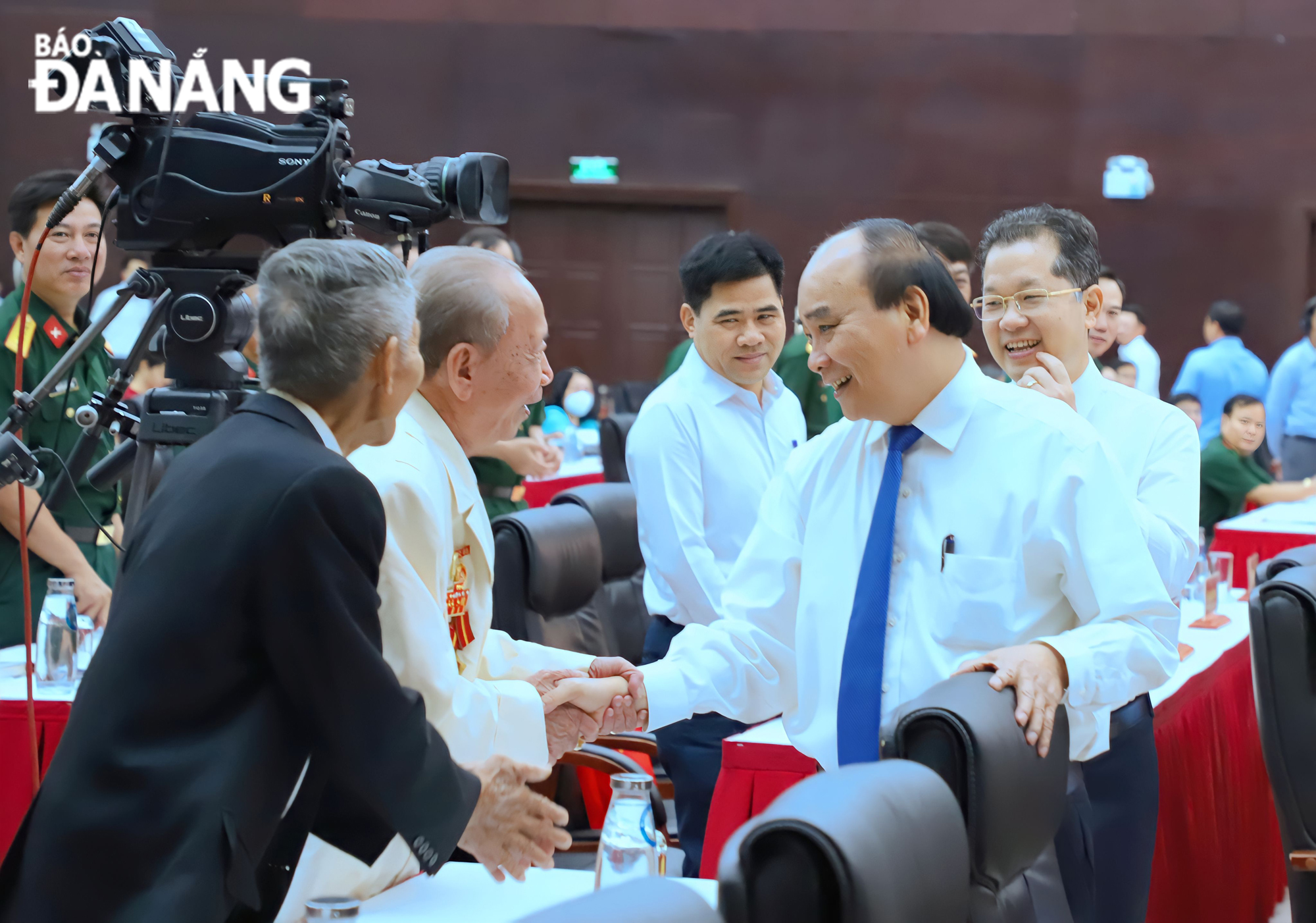 President Nguyen Xuan Phuc giving spiritual encouragement to some historical witnesses. Photo: NGOC PHU