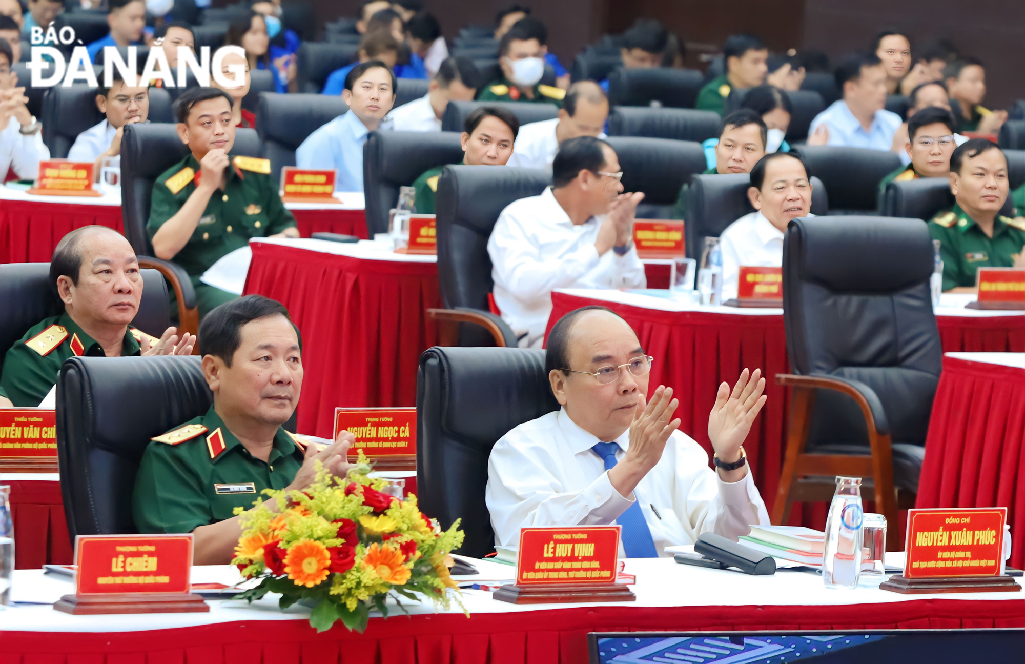 State President Nguyen Xuan Phuc and some delegates at the scientific conference. Photo: NGOC PHU