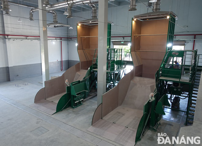 Two closed garbage compactors at the garbage transfer station in Son Tra District is ready for trial operation. Photo: HOANG HIEP