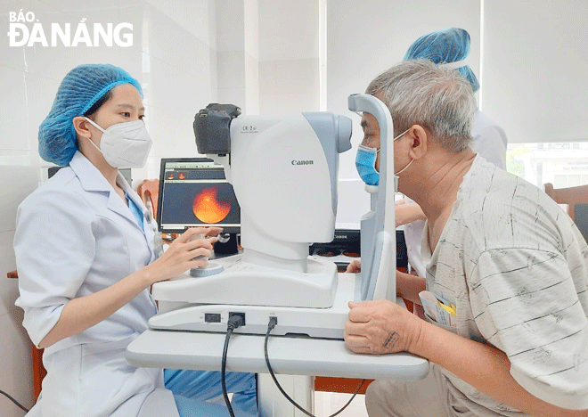 Participating the national health insurance plans helps people confidently access health care services. (Photo is taken at the Da Nang General Hospital). Photo: HUYNH LE