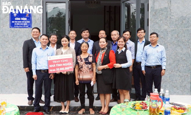 Houses of gratitude are handed over to social policy families in Hoa Nhon Commune, Hoa Vang District. Photo: D.Q