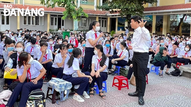 Thạc sĩ Trương Tiến Đạt, giảng viên Học viện UNESCO hướng dẫn học sinh Trường THCS Kim Đồng (quận Hải Châu) kỹ năng phòng, chống xâm hại trẻ trên môi trường mạng vào tháng 9-2022. Ảnh: H.L