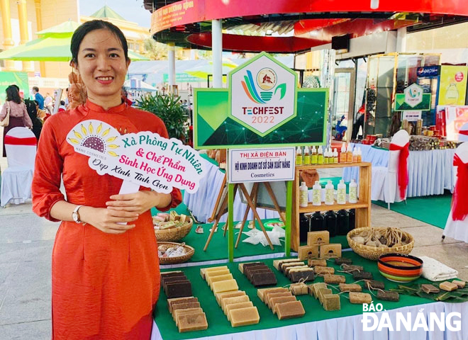 Chị Nguyễn Thị Diệu Hằng mang sản phẩm xà phòng từ thiên nhiên tham gia triển lãm tại chương trình Techfest 2022 ở tỉnh Quảng Nam. Ảnh: H.T.V