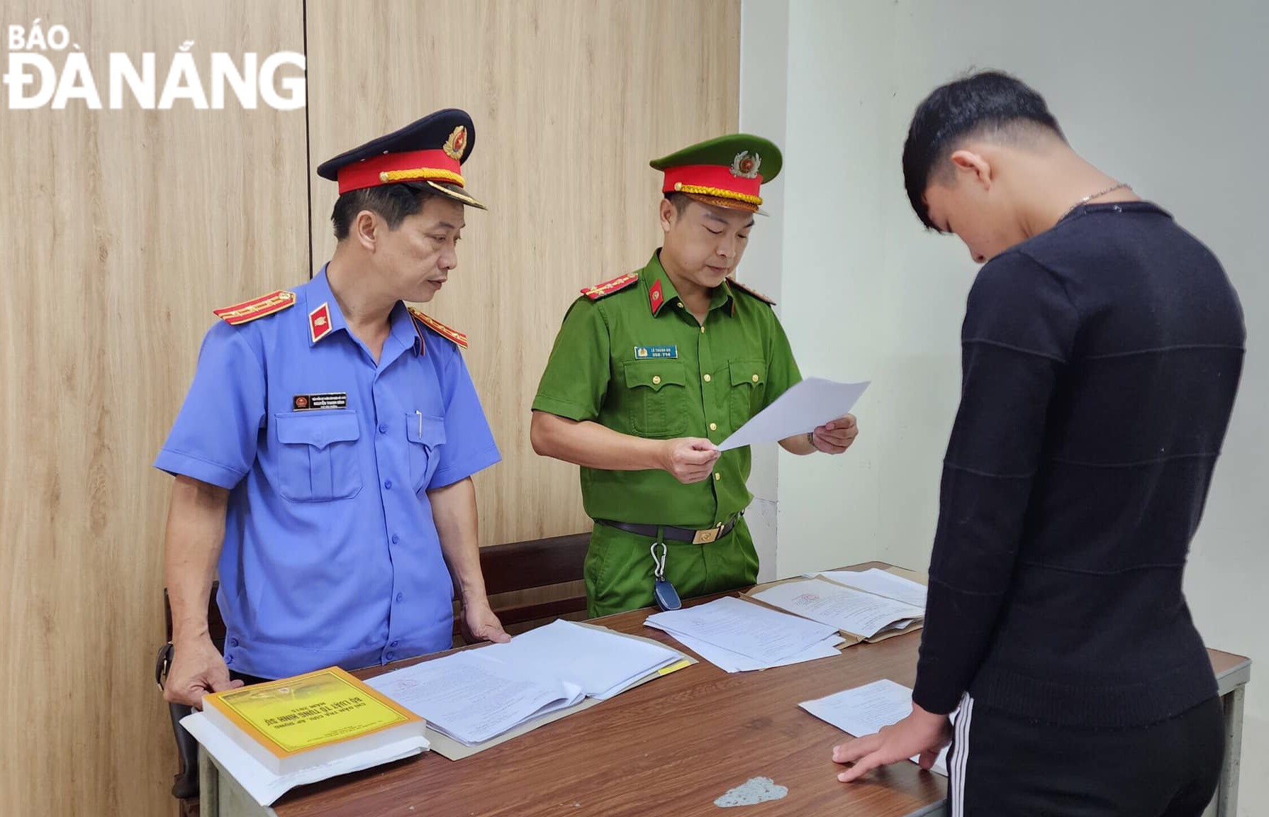 Cơ quan Cảnh sát điều tra Công an quận Hải Châu ra quyết định khởi tố bị can Hồ Lê Hoàng (phải) về hành vi “Chống người thi hành công vụ”. Ảnh: NGỌC QUỐC