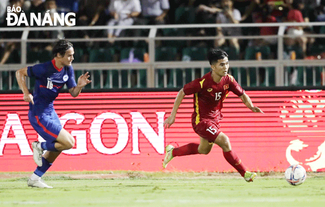 SHB DN's Dinh Duy is seen playing in the match against Singapore on Sept.21 evening. Photo: M.M