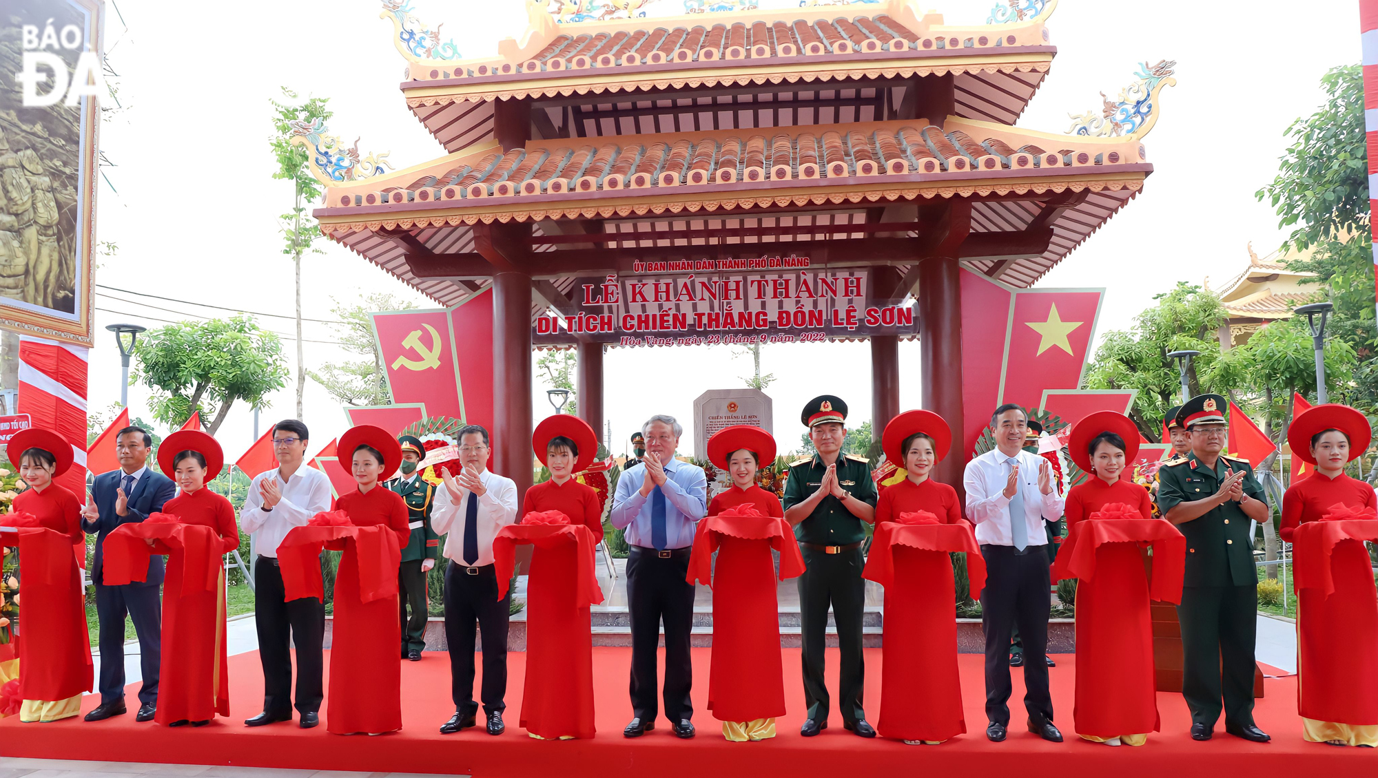 Chánh án Toàn án nhân dân Tối cao Nguyễn Hòa Bình, Bí thư Thành ủy Nguyễn Văn Quảng cùng các đồng chí lãnh đạo cắt băng khánh thành di tích chiến thắng Lệ Sơn. Ảnh: NGỌC PHÚ