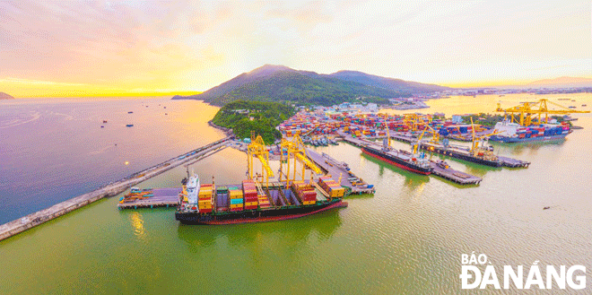 Đà Nẵng có nhiều điều kiện thuận lợi để phát triển dịch vụ logistics. Trong ảnh: Cảng Đà Nẵng,  nơi trung chuyển hàng hóa của các địa phương trong khu vực đi các nước. Ảnh: P.V