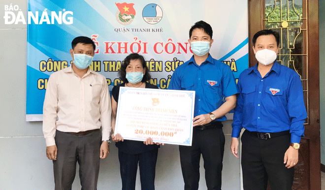 Quận Đoàn Thanh Khê trao tặng 20 triệu đồng kinh phí hỗ trợ sửa chữa nhà cựu thanh niên xung phong Huỳnh Thị Việt (thứ 2, bên trái sang). Ảnh: NGỌC QUỐC