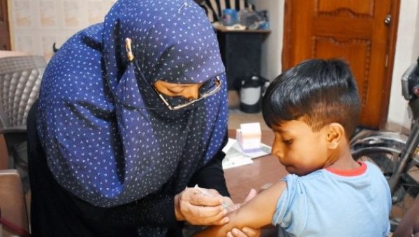 Theo WHO, Covid-19 vẫn chưa kết thúc. TRONG ẢNH. Một em bé được tiêm vắc-xin ngừa Covid-19 ở Lahore, Pakistan ngày 20-9. Ảnh: Sajjad/Xinhua