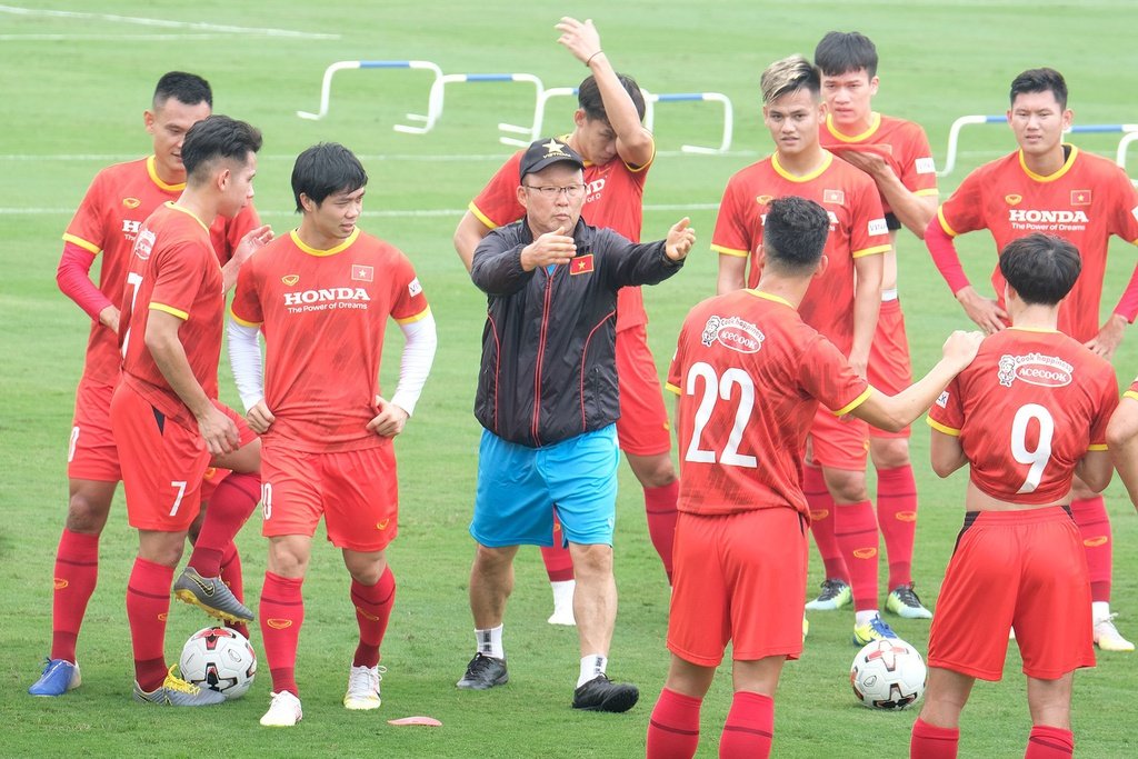 HLV Park Hang-seo luôn thể hiện sự chuyên nghiệp khi chỉ đạo các học trò tập luyện và thi đấu. Ảnh: VFF