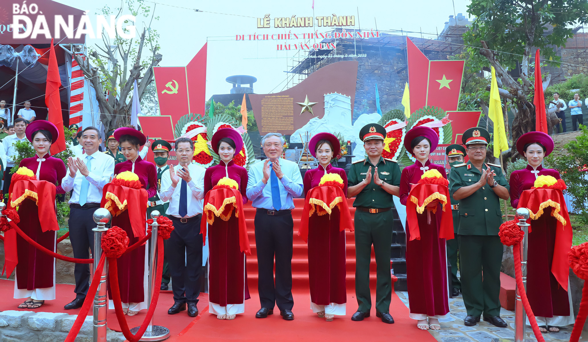 Chief Justice of the Supreme People's Court Nguyen Hoa Binh, Da Nang Party Committee Secretary Nguyen Van Quang and some other leaders cutting the ribbon to inaugurate the Don Nhat - Hai Van Gate victory relic. Photo: NGOC PHU