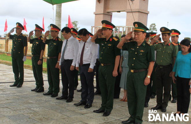 The delegation of Da Nang city spent a minute of silence in memory of heroes and martyrs at the Martyrs' Cemetery in Binh An Commune, Thang Binh District, Quang Nam Province. Photo: TRUNG HUNG