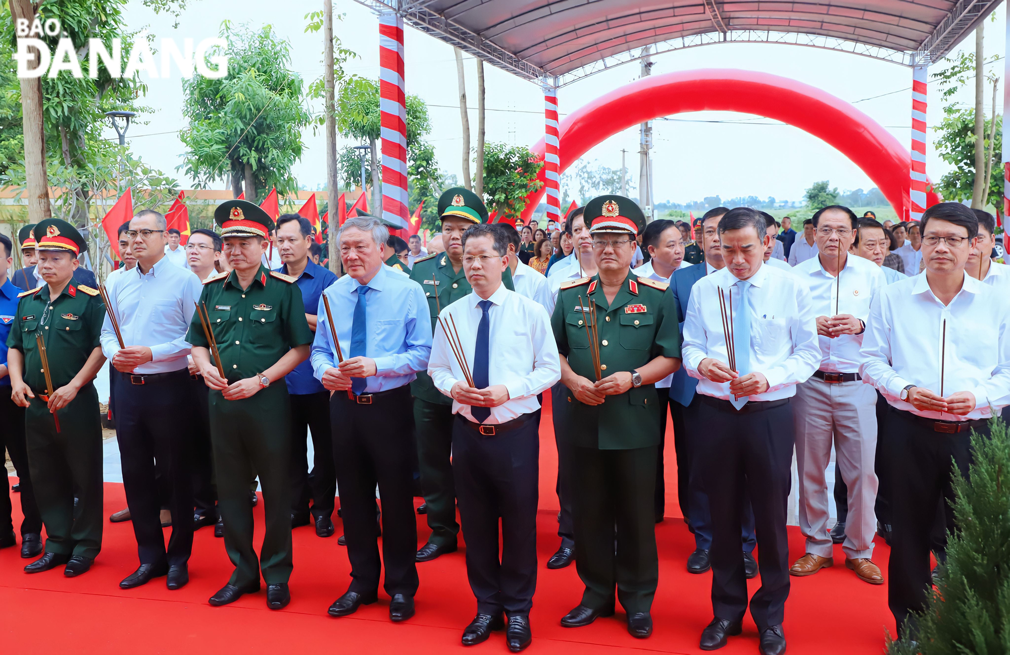 The leaders of the central and municipal governments offering incense at the Le Son Fortress Victory Relic site. Photo: NGOC PHU