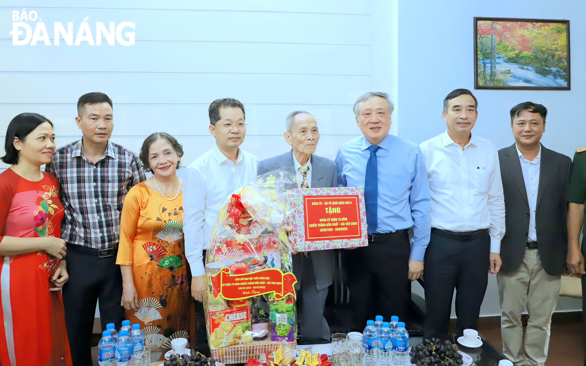 Chief Justice of the Supreme People's Court Nguyen Hoa Binh, Da Nang Party Committee Secretary Nguyen Van Quang, and leaders of Military Zone 5 presenting gifts to Mr. Huynh Nam, former soldier of the Battalion 59. Photo: NGOC PHU