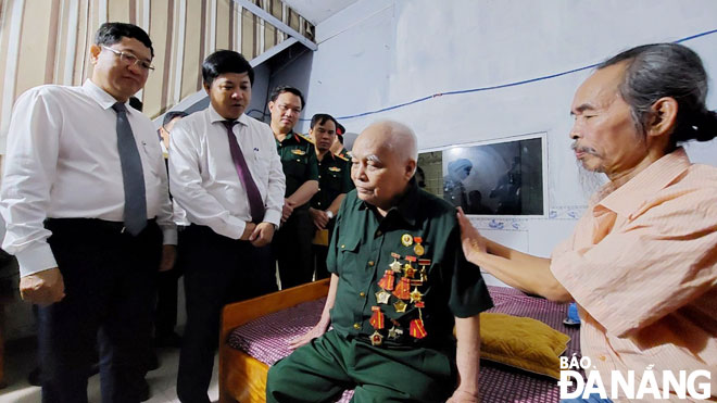 Standing Deputy Secretary of the Da Nang Party Committee Luong Nguyen Minh Triet visiting Mr. Truong Cong Vong, former soldier of the Battalion 59. Photo: TRONG HUNG