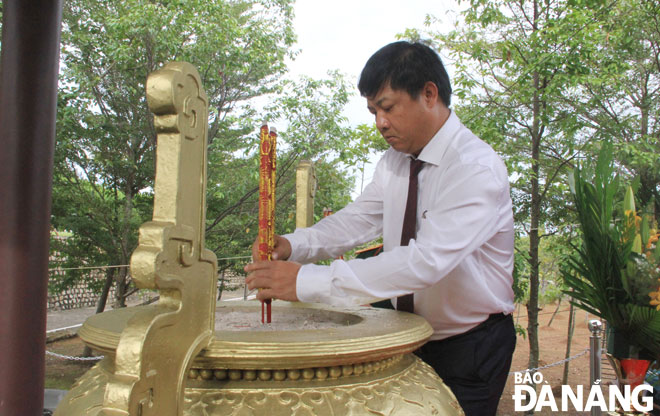 Standing Deputy Secretary of the Da Nang Party Committee Luong Nguyen Minh Triet offering incense at the Cemetery of the Military Zone 5. Photo: TRONG HUNG