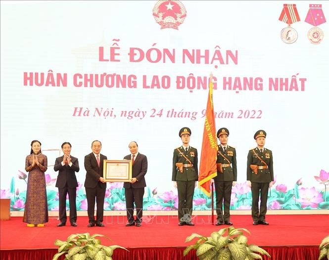 Chủ tịch nước Nguyễn Xuân Phúc trao Huân chương Lao động hạng Nhất cho Văn phòng Chủ tịch nước. Ảnh: Trí Dũng/TTXVN