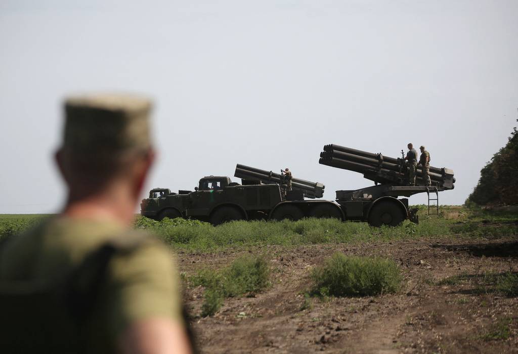Các xạ thủ Ukraine chuẩn bị khai hỏa BM-27 Uragan, bệ phóng rocket đa nòng 220mm, tại một vị trí gần chiến tuyến ở Donetsk ngày 27-8-2002. Ảnh: AFP/Getty Images