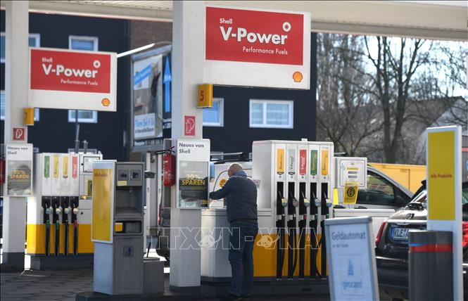 Một trạm xăng ở Essen, Đức ngày 8-3-2022. Ảnh: AFP/TTXVN