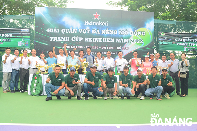 The organizers and tennis players posing for a group photo. Photo: P.N.