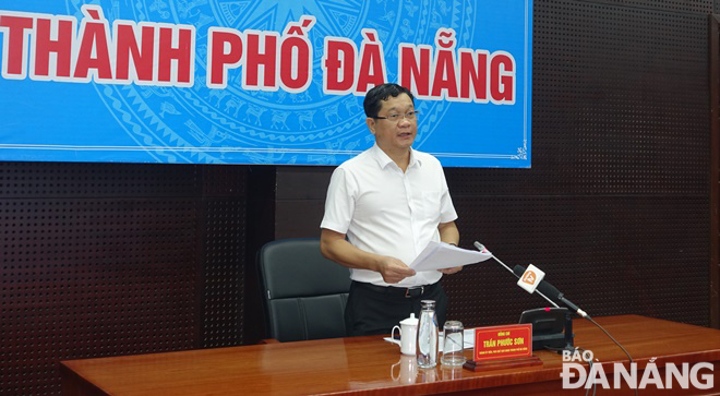 Phó Chủ tịch UBND thành phố Trần Phước Sơn phát biểu chỉ đạo công tác ứng phó bão Noru. Ảnh: HOÀNG HIỆP