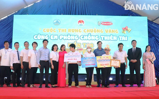 Representatives of the General Department of Natural Disaster Prevention and Control, the municipal Steering Committee for Natural Disaster Prevention, Search and Rescue and Civil Defence, and the Department of Education and Training giving out prizes to outstanding contestants. Photo: HOANG HIEP