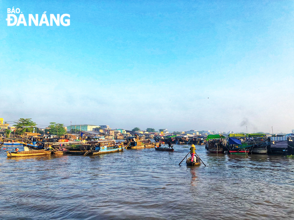 Located in Cai Rang District, Can Tho City, the Cai Rang Floating Market was formed in the early 20th century. It is about five kilometers from downtown Can Tho and 30 minutes by boat from the Ninh Kieu Wharf. 