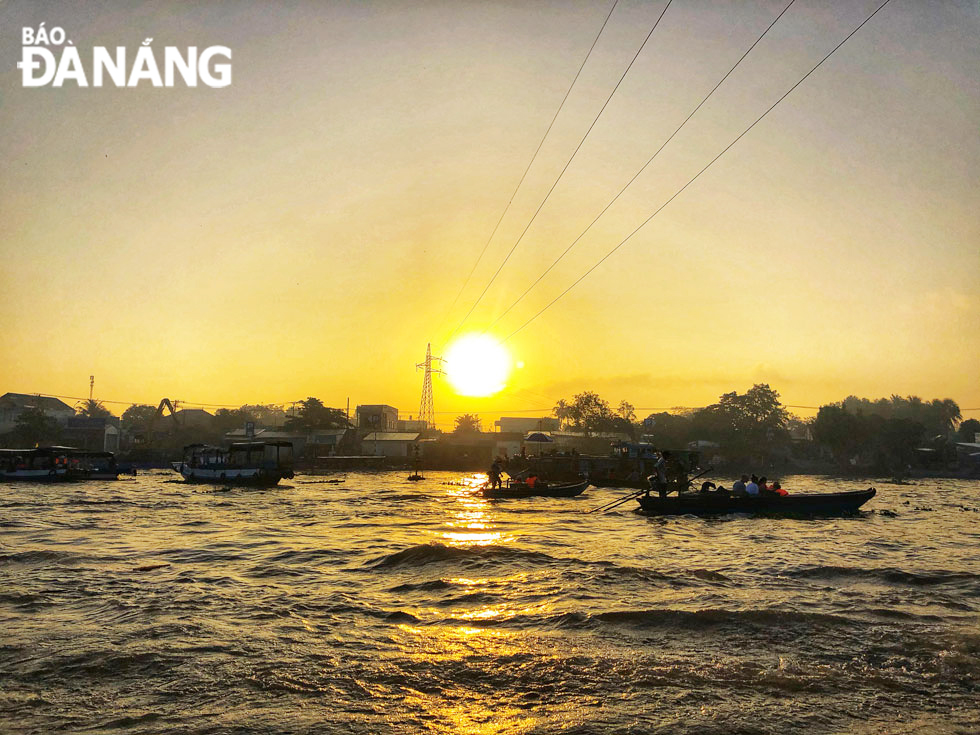 The poetic scene is seen at the Cai Rang Floating Market at dawn