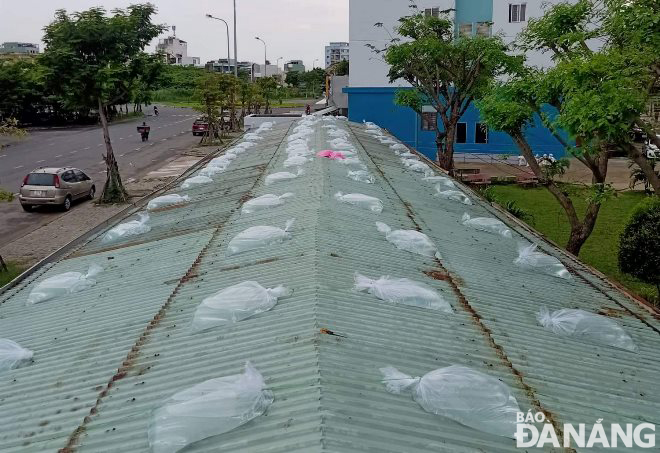 Một mái nhà xe ở phường Nại Hiên Đông (quận Sơn Trà) được gia cố.