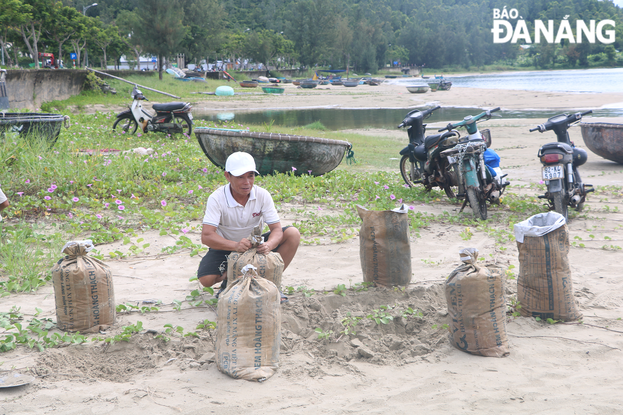 Người dân lấy cát biển để chằng chống nhà cửa. Ảnh: VĂN HOÀNG