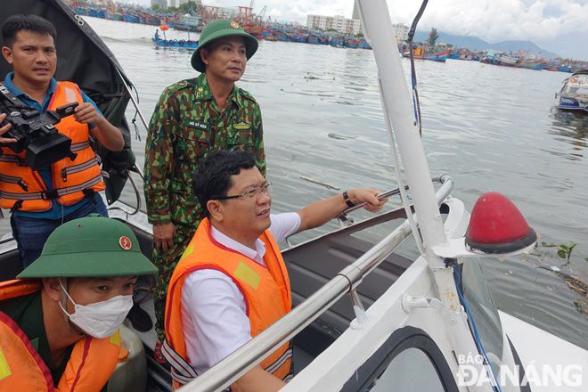 Phó Chủ tịch UBND thành phố Trần Phước Sơn thị sát trên âu thuyền Thọ Quang.