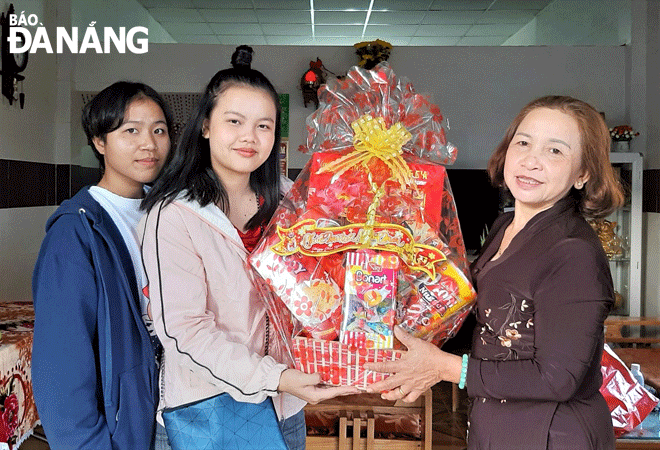 Lao students visit and give Tet gifts to Mrs. Phan Thi Thiep (first right). Photo: H.H