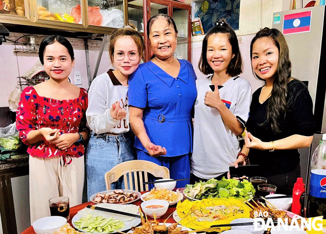 Mrs. Tran Thi Nguyen (middle) and Lao students often gather to cook traditional dishes of the two countries. Photo: H.H