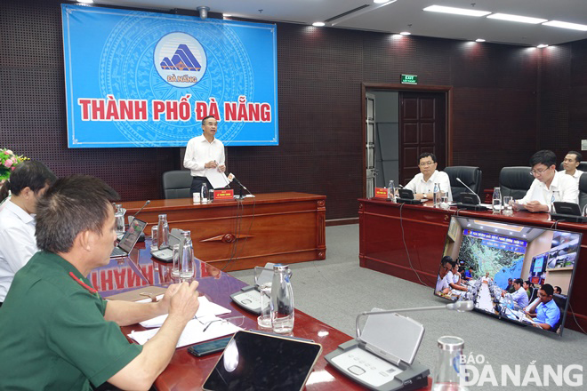 Chủ tịch UBND thành phố Lê Trung Chinh (giữa) báo cáo tại cuộc họp trực tuyến về công tác ứng phó bão. Ảnh: HOÀNG HIỆP