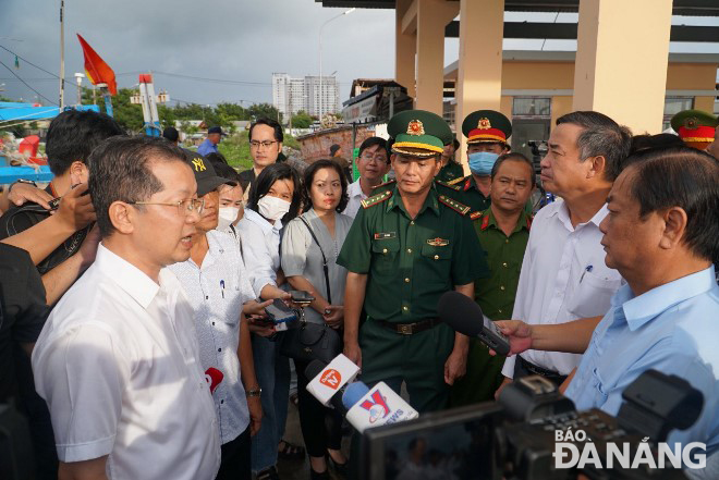 Bí thư Thành ủy Nguyễn Văn Quảng (bìa trái) thông tin với Bộ trưởng Bộ Nông nghiệp và Phát triển nông thôn Lê Minh Hoan (bìa phải) tại buổi kiểm tra thực tế. Ảnh: HOÀNG HIỆP