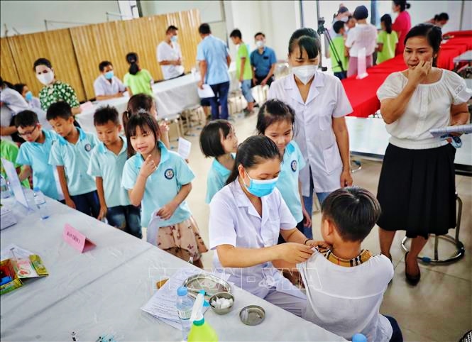 Lực lượng y tế tiêm vaccine phòng COVID-19 cho trẻ em tại trường Tiểu học Ngô Sỹ Liên, thành phố Bắc Giang (Bắc Giang). Ảnh: TTXVN