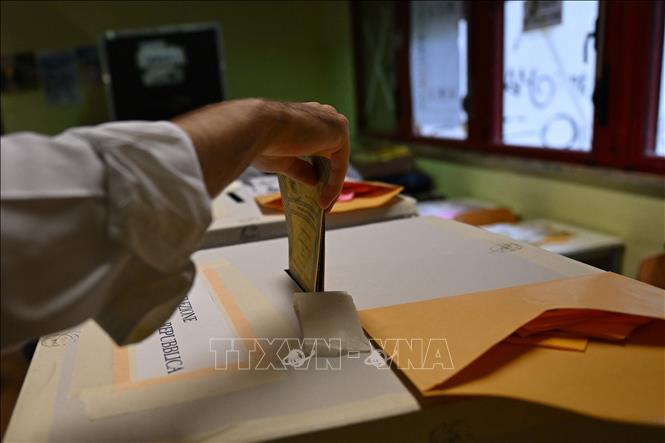 Cử tri bỏ phiếu trong cuộc tổng tuyển cử sớm tại Rome, Italy ngày 25/9/2022. Ảnh: AFP/TTXVN