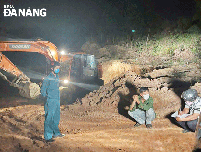 Lực lượng chức năng xã Hòa Sơn, huyện Hòa Vang bắt quả tang đối tượng xúc đất trộm tại thôn Đại La. Ảnh: TRỌNG HÙNG