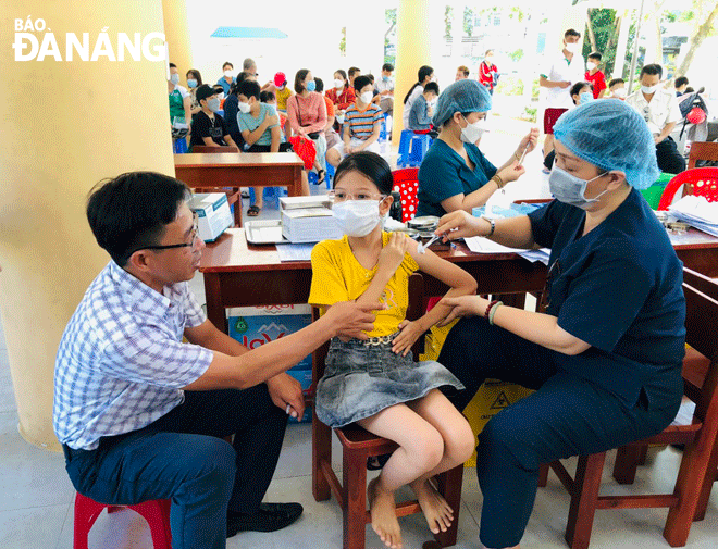 Nhân viên y tế tiêm vắc-xin cho học sinh trên địa bàn quận Hải Châu.  Ảnh: DOÃN QUANG